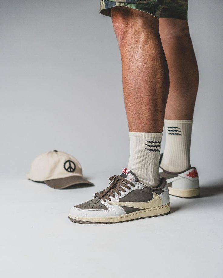 Air Jordan Retro 1 Travis Scott Low Reverse Mocha - Image 3